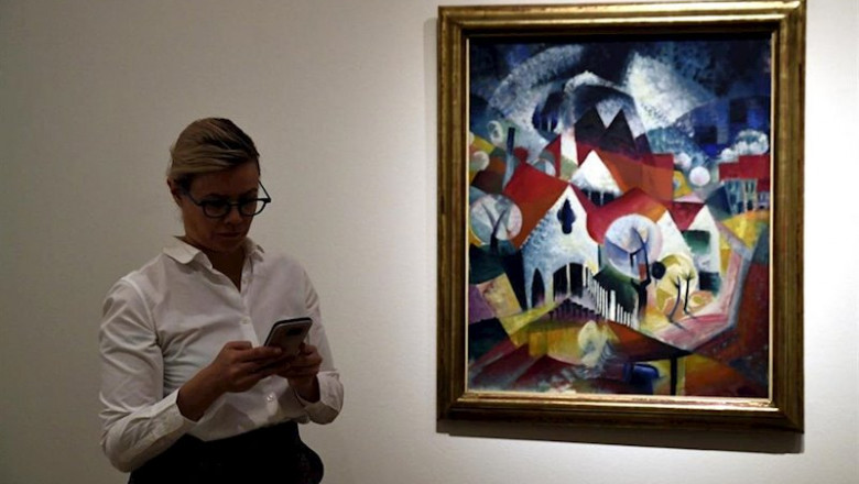 ep una mujer junto a la obra de johannes itten grupo de casas en primavera 1916 en la exposicion la