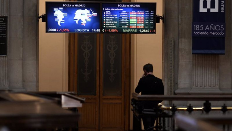 ep una persona camina bajo los televisores indicativos con los valores del ibex en el palacio de la ep una persona camina bajo los televisores indicativos con los valores del ibex en el palacio de la