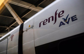 ep vagon de un tren ave de renfe en las vias de la estacion de atocha en madrid espana