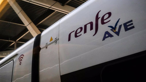 ep vagon de un tren ave de renfe en las vias de la estacion de atocha en madrid espana