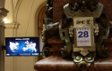 ep valores del ibex 35 junto a un calendario del dia de hoy en el palacio de la bolsa a 28 de enero