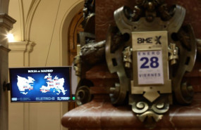 ep valores del ibex 35 junto a un calendario del dia de hoy en el palacio de la bolsa a 28 de enero