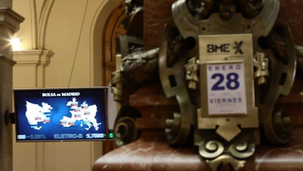 ep valores del ibex 35 junto a un calendario del dia de hoy en el palacio de la bolsa a 28 de enero