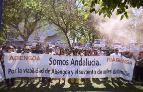 ep varias personas portan un pancarta durante la concentracion de los trabajadores de abengoa en la