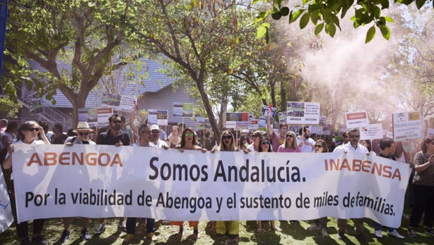 ep varias personas portan un pancarta durante la concentracion de los trabajadores de abengoa en la