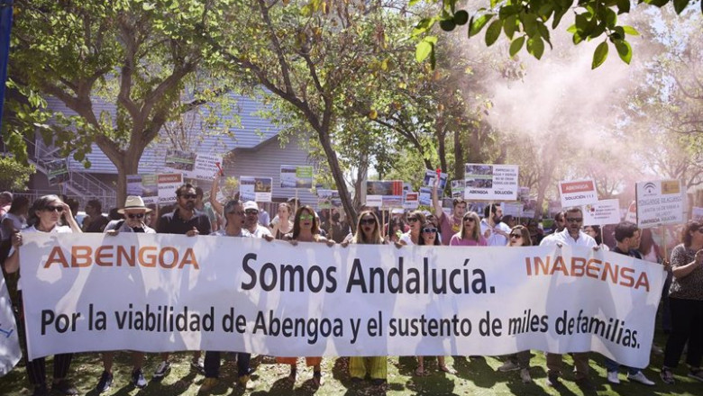 Varias personas portan un pancarta durante la concentración de los trabajadores de Abengoa en la consejería de Economía en una imagen de archivo | Joaquin Corchero - Europa Press ep varias personas portan un pancarta durante la concentracion de los trabajadores de abengoa en la