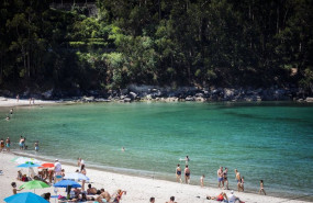 ep varias personas se banan y toman el sol en una playa del municipio de marin