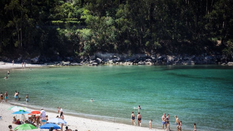 ep varias personas se banan y toman el sol en una playa del municipio de marin ep varias personas se banan y toman el sol en una playa del municipio de marin