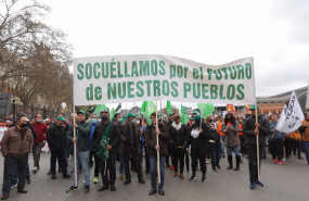 ep varios manifestantes con una pancarta que reza socuellamos por el futuro de nuestros pueblos en