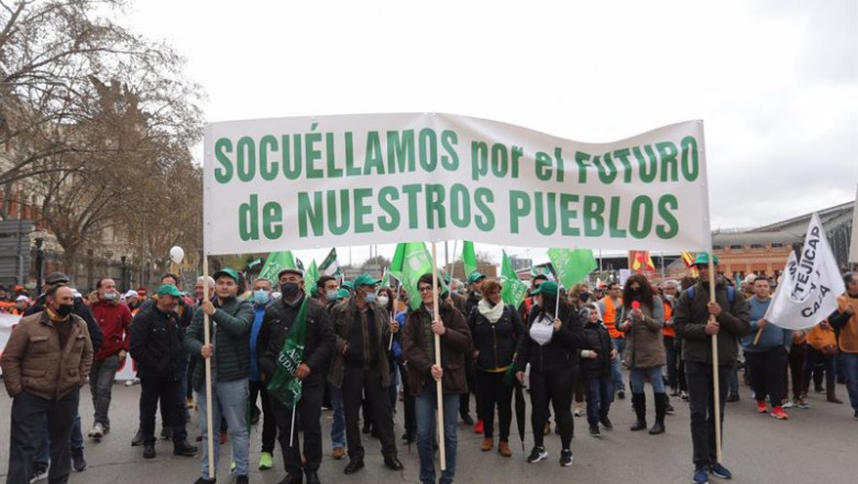 Varios manifestantes, con una pancarta que reza 'Socuéllamos por el futuro de Nuestros Pueblos', en la marcha ‘20M’, a 20 de marzo de 2022, en Madrid (España). | Isabel Infantes - Europa Press ep varios manifestantes con una pancarta que reza socuellamos por el futuro de nuestros pueblos en