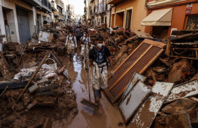 ep varios voluntarios limpiando las calles de paiporta valencia