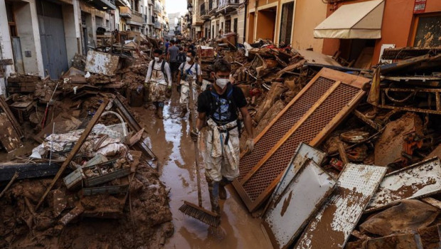 ep varios voluntarios limpiando las calles de paiporta valencia ep varios voluntarios limpiando las calles de paiporta valencia
