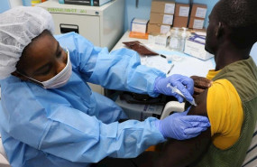 ep voluntario del estudio recibe una inoculacion en el hospital redemption en monrovia liberia el