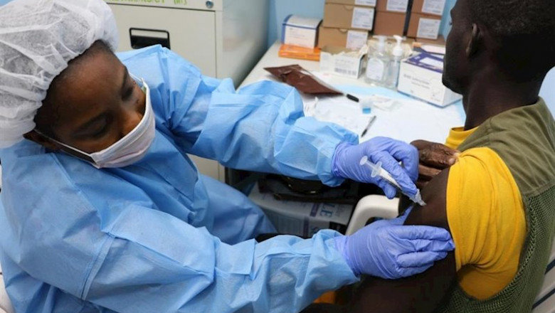 Voluntario del estudio recibe una inoculación en el Hospital Redemption en Monrovia, Liberia el día de la inauguración de PREVAC, una prueba de vacuna de Ébola de fase 2 en África Occidental. | NIAID - Archivo ep voluntario del estudio recibe una inoculacion en el hospital redemption en monrovia liberia el