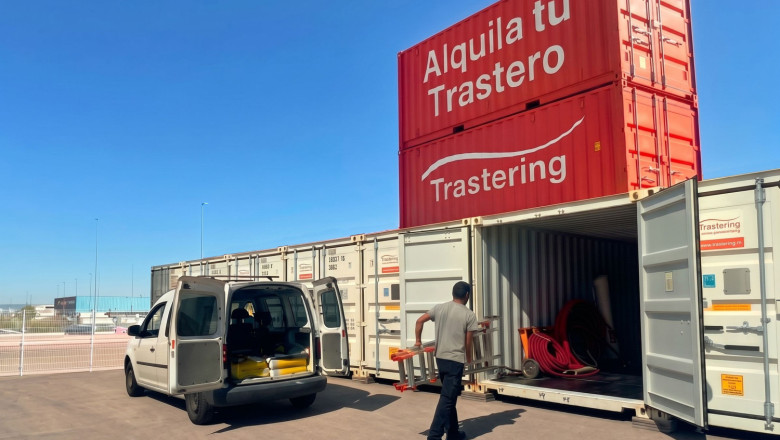 profesional descargando su furgoneta en almacn drive in trastering fuenlabrada getafe 20260929100754 