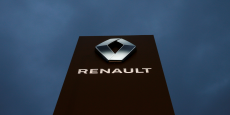 renault-logo-borne-ghosn-totem-marque-arrestation-constructeur-automobile-japon-nissan