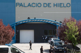 ep agentes de la policia nacional custodian el palacio de hielo