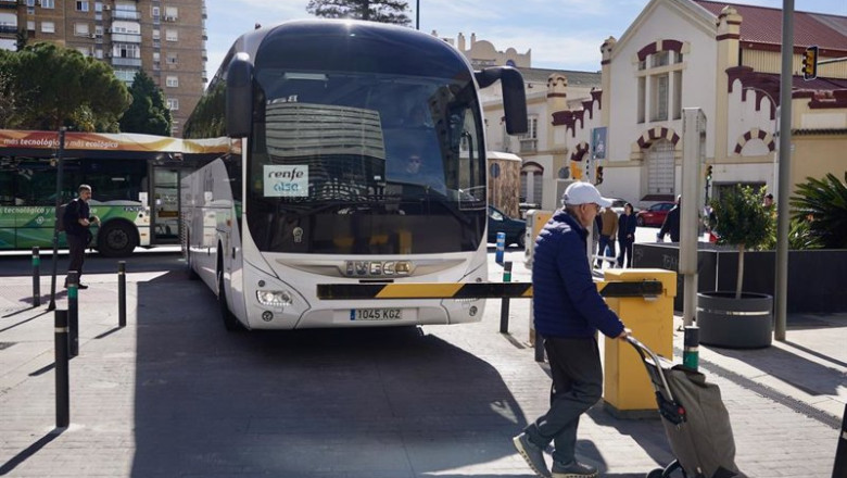 ep archivo   archivo  pasajeros de la linea de alta velocidad madrid malaga llegando a la capital