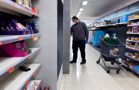 ep archivo   compradores acuden a supermercados en el segundo dia laborable del estado de alarma por