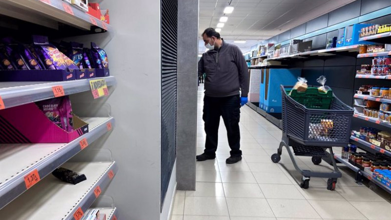 ep archivo   compradores acuden a supermercados en el segundo dia laborable del estado de alarma por