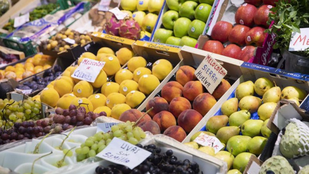 ep archivo   detalle de un puesto de frutas en el mercado de abastos