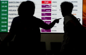 ep archivo dos personas en la estacion de trenes puerta de atocha almudena grandes en madrid ep archivo dos personas en la estacion de trenes puerta de atocha almudena grandes en madrid