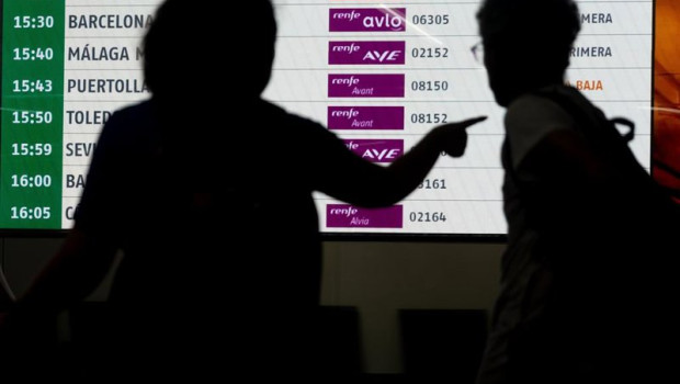 ep archivo   dos personas en la estacion de trenes puerta de atocha almudena grandes en madrid