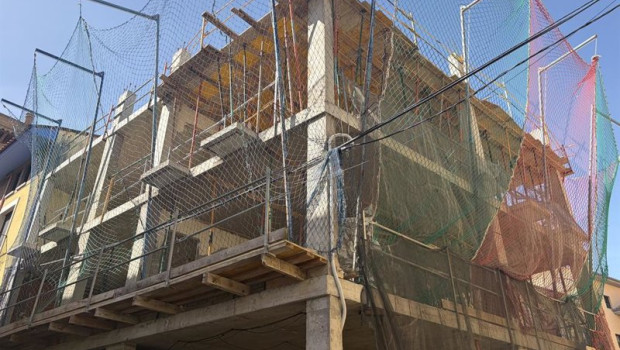 ep archivo   edificio con andamios por obras de construccion