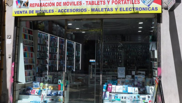 ep archivo   escaparate de una tienda de tecnologia y accesorios a 26 de julio de 2022 en madrid
