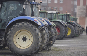 ep archivo   los tractores de los agricultores se concentran por carreteras que pasan por huesca en
