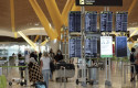 ep archivo   pasajeros junto a paneles de informacion en la terminal t4 del aeropuerto adolfo suarez
