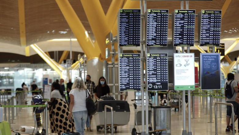 ep archivo pasajeros junto a paneles de informacion en la terminal t4 del aeropuerto adolfo suarez ep archivo pasajeros junto a paneles de informacion en la terminal t4 del aeropuerto adolfo suarez