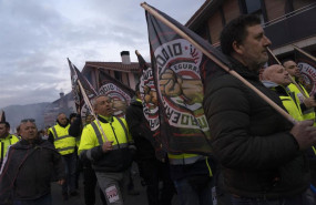 ep archivo   trabajadores de la plantilla de tubos reunidos durante una manifestacion en amurrio