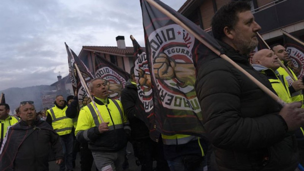 ep archivo   trabajadores de la plantilla de tubos reunidos durante una manifestacion en amurrio