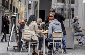 ep archivo   un camarero atiende a dos clientas en una terraza