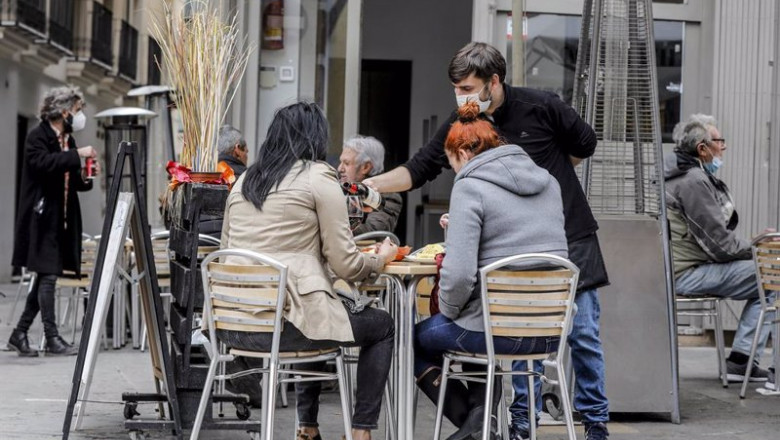 ep archivo   un camarero atiende a dos clientas en una terraza