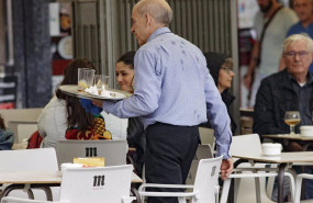 ep archivo   un camarero porta una bandeja en una terraza de un bar de madrid