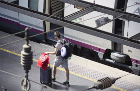 ep archivo   un hombre en la estacion de trenes puerta de atocha almudena grandes a 18 de agosto de