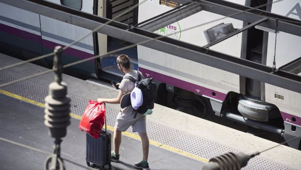 ep archivo   un hombre en la estacion de trenes puerta de atocha almudena grandes a 18 de agosto de
