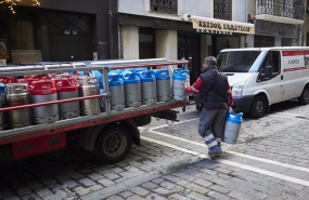 ep archivo   un repartidor deja bombonas de butano a un bar en pamplona navarra espana