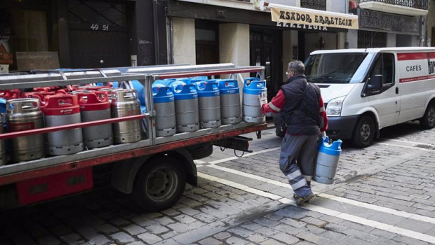 ep archivo   un repartidor deja bombonas de butano a un bar en pamplona navarra espana