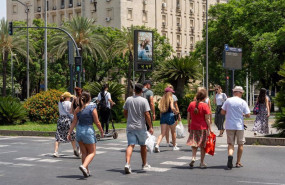 ep archivo   un termometro marca 45 grados a las 1400 de la tarde junto a unos turistas paseando en