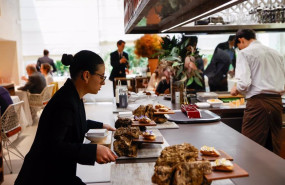 ep archivo   una camarera con uno de los platos del menu degustacion del restaurante disfrutar de