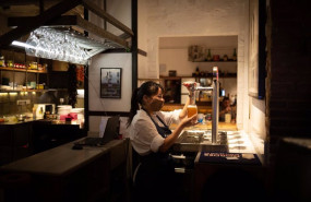 ep archivo   una camarera sirve una cerveza en el interior de un bar en una calle centrica de