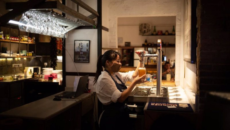 ep archivo una camarera sirve una cerveza en el interior de un bar en una calle centrica de ep archivo una camarera sirve una cerveza en el interior de un bar en una calle centrica de