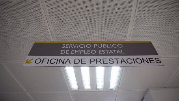 ep archivo   una cartel en una oficina de prestaciones del sepe