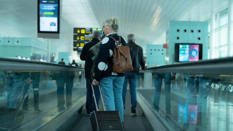 Archivo - Una mujer camina con su maleta en una cita en el aeropuerto de Barcelona. | David Zorrakino - Europa Press - Archivo ep archivo una mujer camina con su maleta en una cita en el aeropuerto de barcelona
