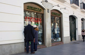 ep archivo   una pareja observa el escaparate de una tienda atrezzo en el distrito de salamanca a 25