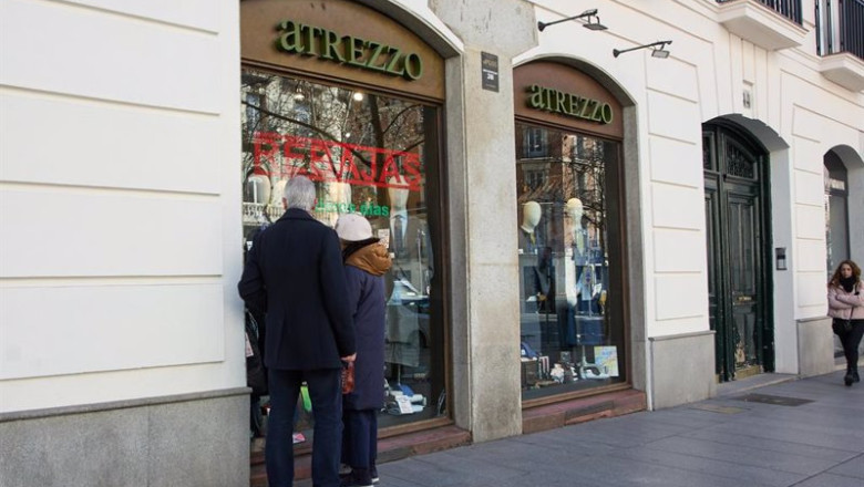 ep archivo una pareja observa el escaparate de una tienda atrezzo en el distrito de salamanca a 25 ep archivo una pareja observa el escaparate de una tienda atrezzo en el distrito de salamanca a 25