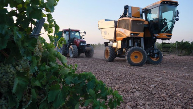ep archivo   una vendimiadora y un tractor